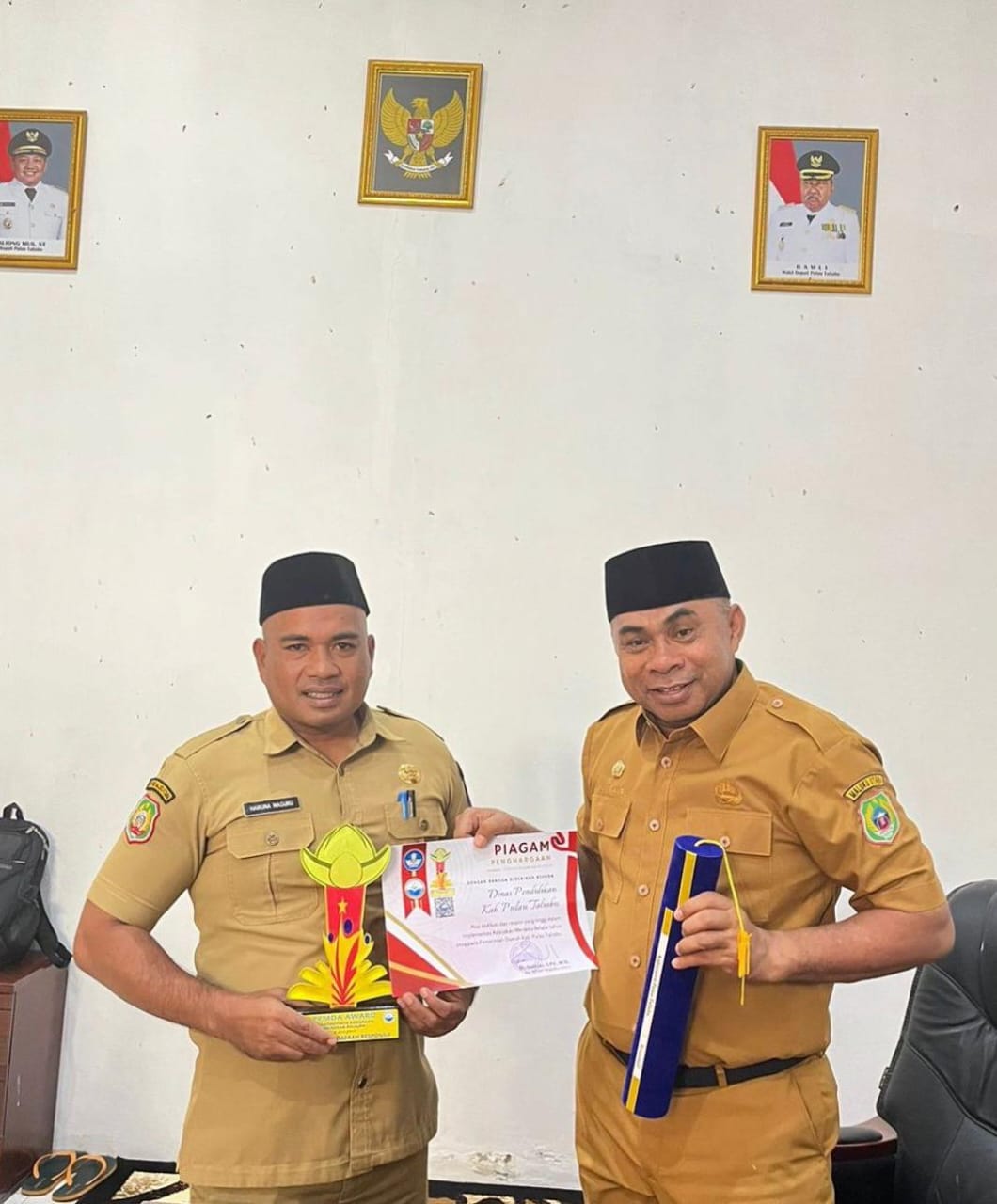 Kepala Dinas Pendidikan, Haruna Masuku menerima Penghargaan yang diserahkan oleh Sekretaris Daerah, Salim Ganiru