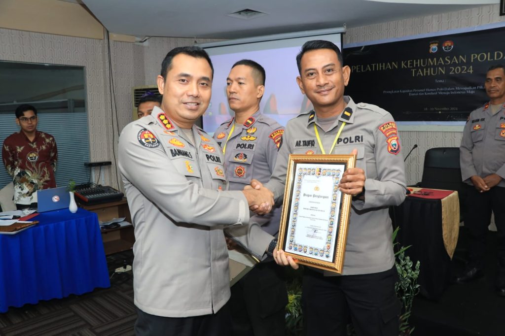 Kasi Humas Polres Sula, Ipda AR. Taufiq saat terima penghargaan dari Kabid Humas Polda Malut.(Foto: istimewa)