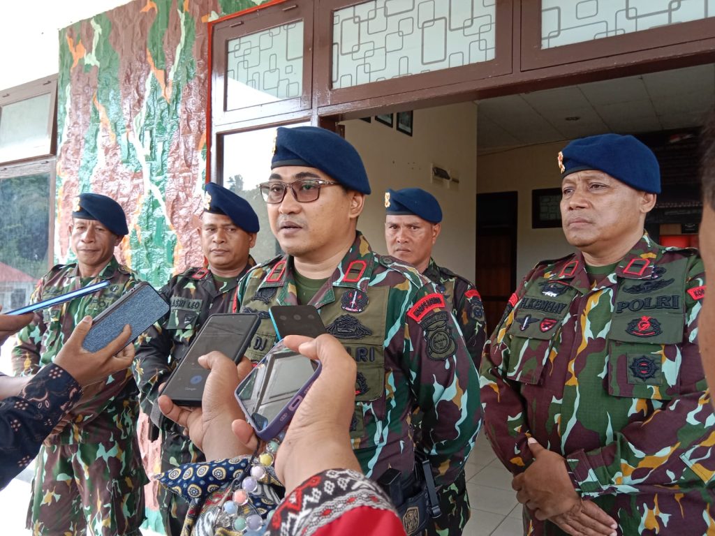Ipda Eka Putra DJ saat diwawancarai sejumlah wartawan.(Foto: Hamdi/malutpost.com)