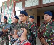 Ipda Eka Putra DJ saat diwawancarai sejumlah wartawan.(Foto: Hamdi/malutpost.com)