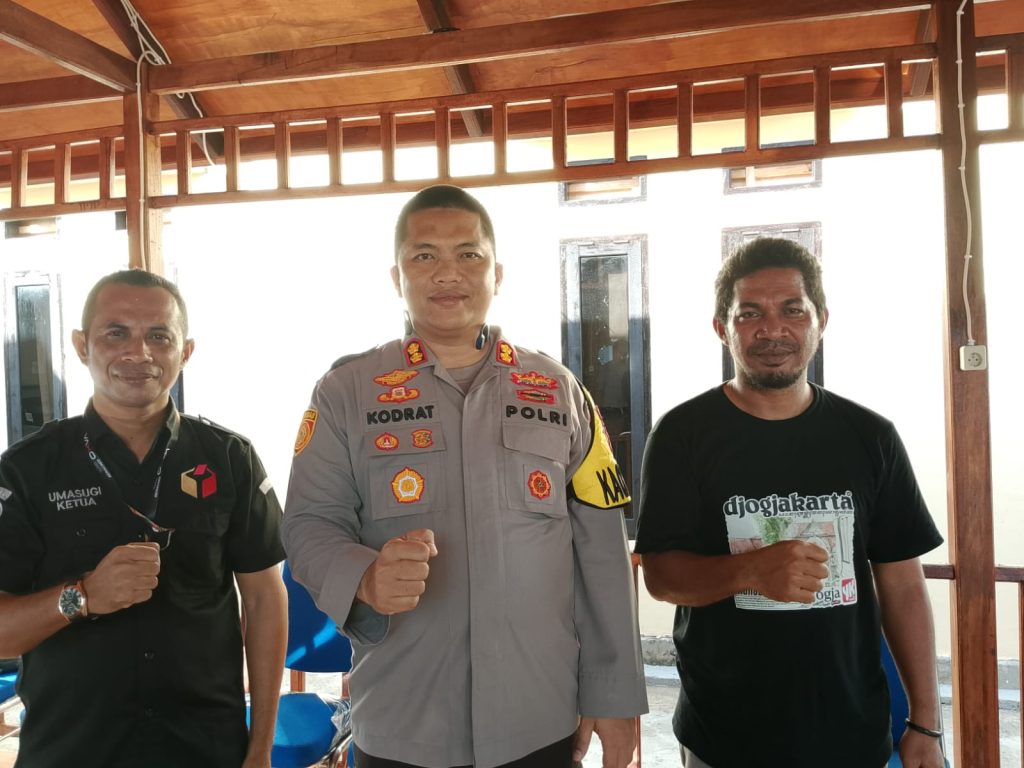 Kapolres Kepulauan Sula, Ketua Bawaslu dan Ketua KPU saat foto bersama usai pertemuan.(Foto: Hamdi/malutpost.com)