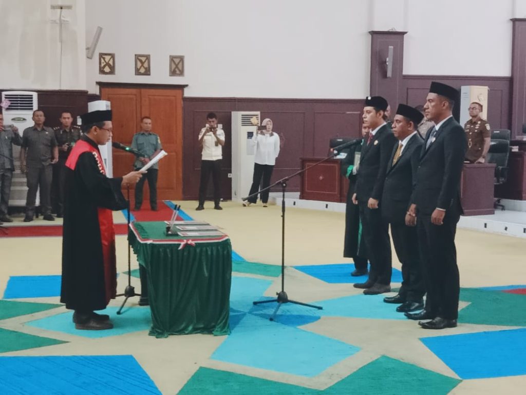 Ketiga unsur pimpinan DPRD Kepulauan Sula saat pengambilan sumpah jabatan.(Foto: Hamdi/malutpost.com)