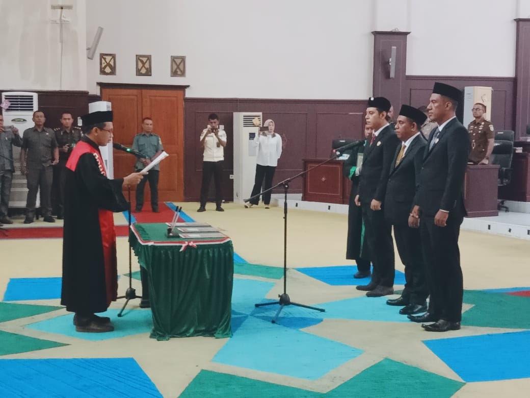 Ketiga unsur pimpinan DPRD Kepulauan Sula saat pengambilan sumpah jabatan.(Foto: Hamdi/malutpost.com)