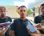 Kuasa hukum Kuswandi Buamona saat di wawancarai wartawan usai membuat laporan