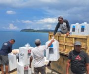 Logistik saat diturunkan dari mobil Dum truk di Pelabuhan Bobong