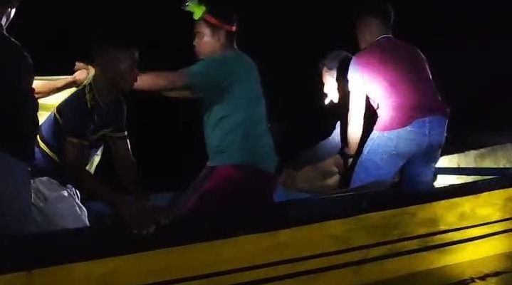 Warga Dua Desa Bersama Bhabinkamtibmas Melakukan Pencarian Korban Terkaman Buaya