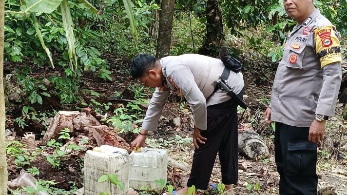Anggota Polsek Taltimsel Amankan Puluhan Liter Miras Jenis Cap Tikus