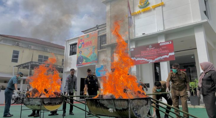 Kejari Ternate Musnahkan Barang Bukti yang Sudah Berkekuatan Hukum Tetap 