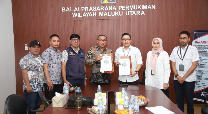 BPPW Malut Serahkan 1 Unit Excavator ke Pemkot Ternate