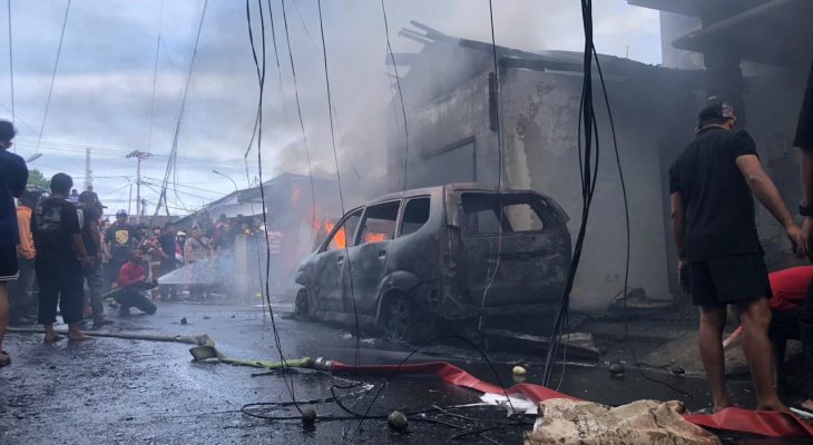 Diduga Tampung BBM, Mobil Mikrolet dan Avanza di Ternate Terbakar, Kios dan Rumah juga Kena Imbas 