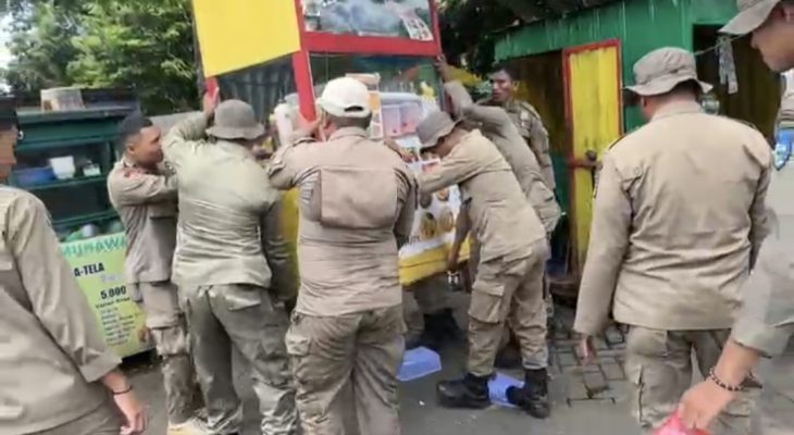 Satpol PP Ternate Tertibkan Pedagang di Depan Gedung Dhuafa Center dan Trotoar