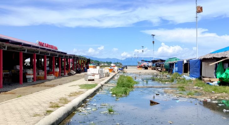 Tak Ada Perhatian dari Pemda Sula, Warga Mengeluh dengan Kondisi Jalan di Depan Pasar Ikan Bersih