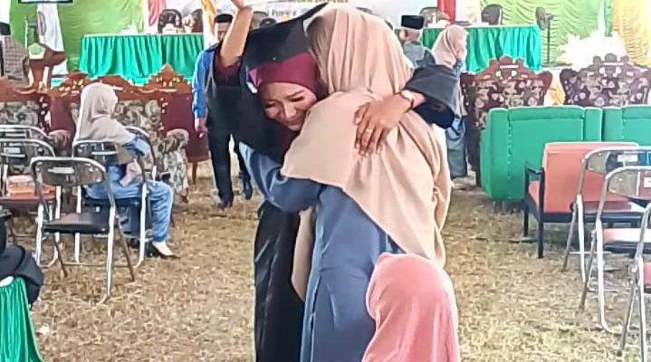 Bawa Foto Almarhum Sahabatnya Saat Wisuda, Tangis Haru Selimuti Tamu Undangan