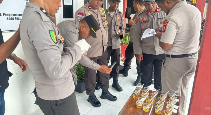 Anggota Polres Halmahera Barat Jalani Tes Urine dan Pemeriksaan Handphone