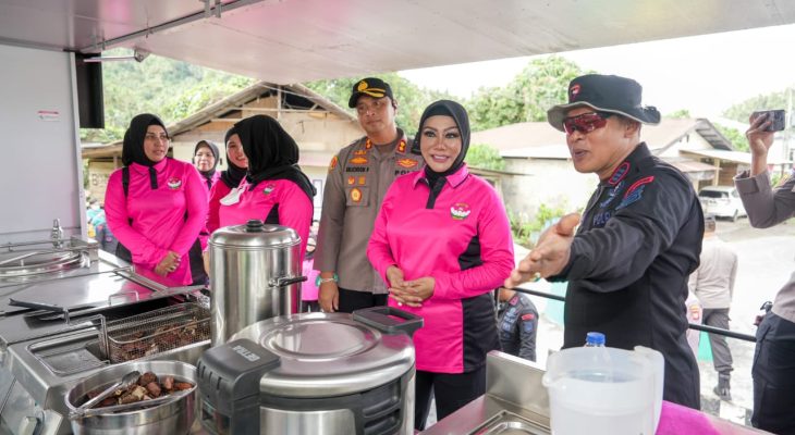 Ketua Bhayangkari Maluku Utara Kunjungi Posko Pengungsian Gunung Ibu, Sekaligus Beri Bantuan