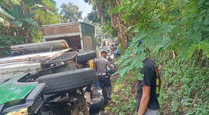 Bawa 3 Ton Sembako, Mobil Box di Ternate Terbalik