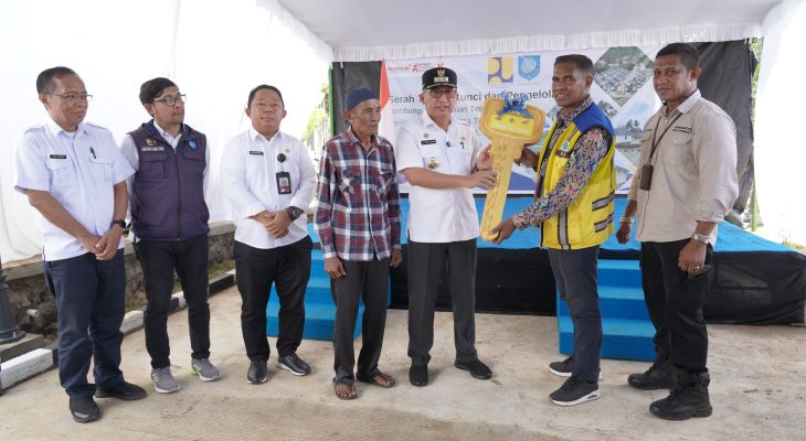 Wali Kota Ternate Serahkan Kunci Rumah Bantuan untuk Korban Banjir Bandang Rua