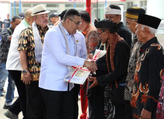 Serahkan 1.641 Sertipikat Redistribusi Tanah di Kabupaten Majalengka, Wamen Ossy: Komitmen Negara Wujudkan Keadilan dan Kesejahteraan Rakyat