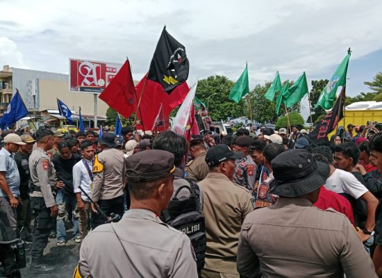 Kritik Kebijakan Pemerintah, Mahasiswa di Ternate Bikin Aksi Indonesia Gelap, Polisi jaga Keamanan 