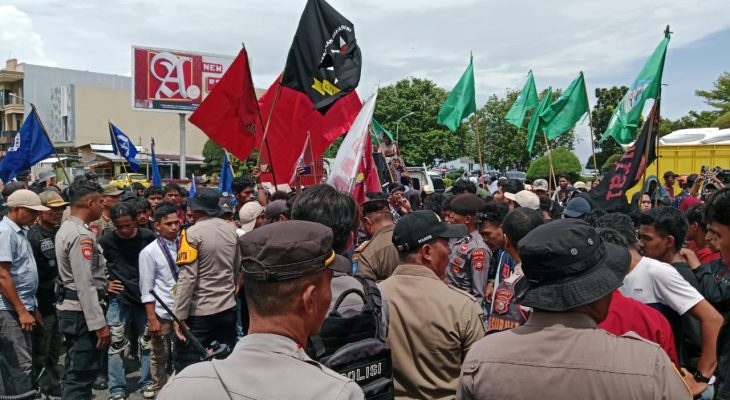 Kritik Kebijakan Pemerintah, Mahasiswa di Ternate Bikin Aksi Indonesia Gelap, Polisi jaga Keamanan 