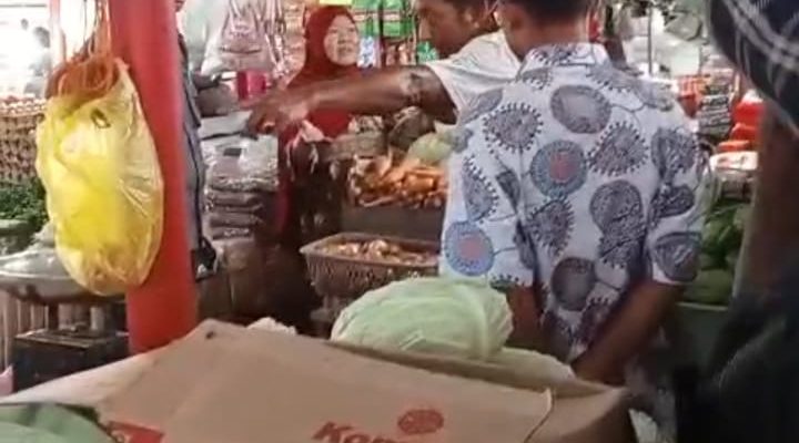Gegara ini, Kadis Perindakop Kepulauan Sula Diamuk Pedagang di Pasar Makdahi