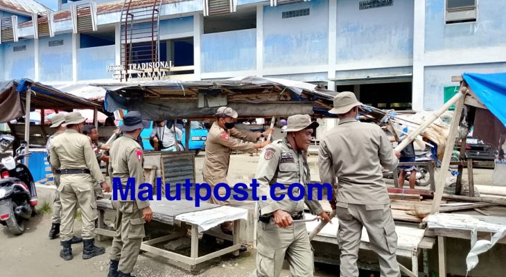 Disperindagkop dan Satpol-PP Kepulauan Sula Tertibkan Lapak Pedagang di Jalan Menuju Pasar Makdahi