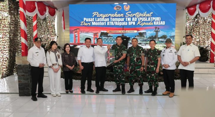 Komitmen Selesaikan Persoalan Aset TNI, Menteri Nusron Serahkan Sertipikat Tanah untuk Puslatpur TNI AD Terluas se-Asia