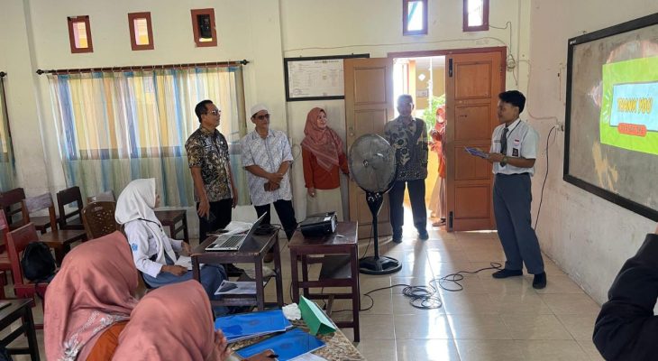 Kadikbud Maluku Utara Hadiri Ujian KTI SMA Negari 8 Ternate