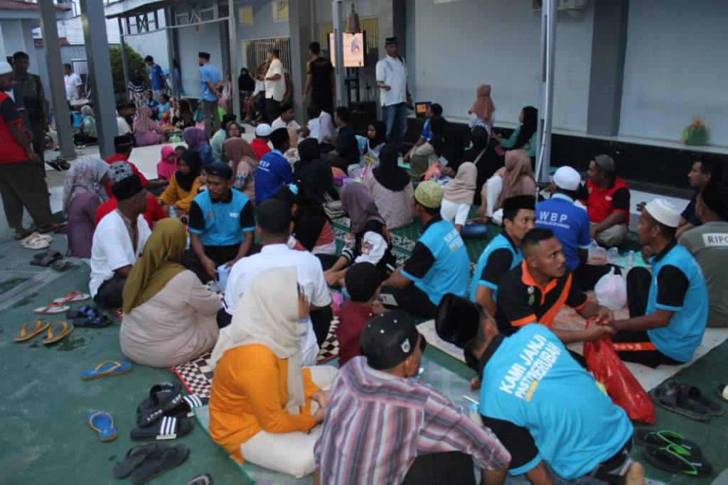 Waka Polres Sula, Kompol Arsad Ali Noh saat lakukan periksaan Senpi.(Foto: istimewa)