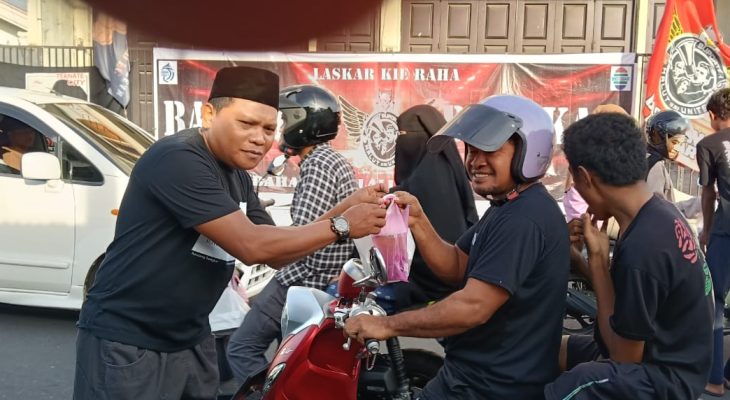 Pemuda Bastiong Bongkar Ternate Bagi-bagi Takjil 