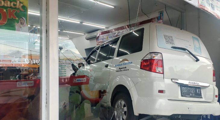 Mobil Kimia Farma di Ternate Tabrak Gerai Alfamidi