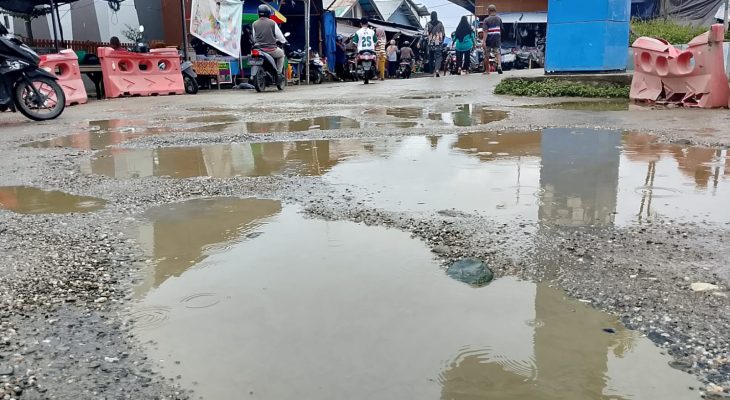 Jalan Masuk Terminal Sanana Memprihatinkan, Berlumpur dan Penuh Kubangan Air