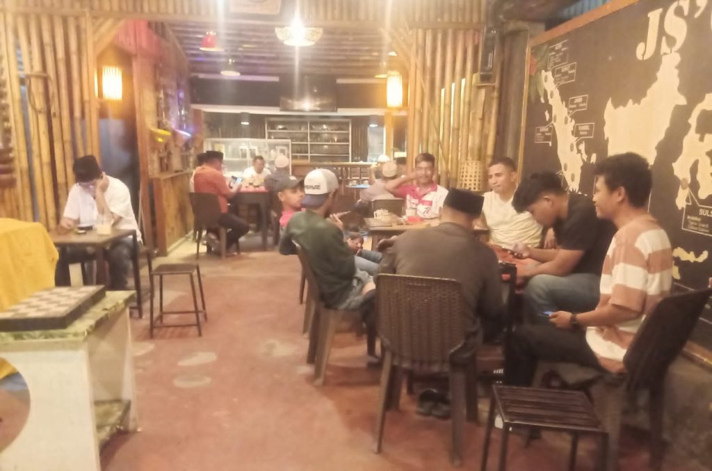 Suasana diskusi di JS Coffe