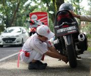 Tehnisi Honda Care sedang memperbaiki sepeda motor yg rusak