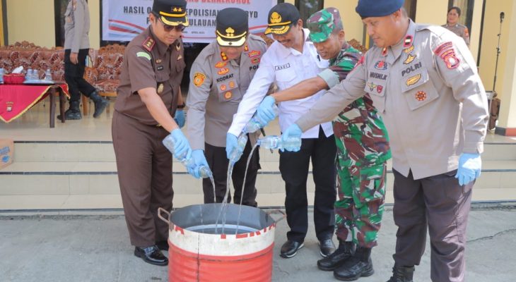Polres Kepulauan Sula dan Jaksa Musnahkan Barang Bukti Miras dan Narkoba