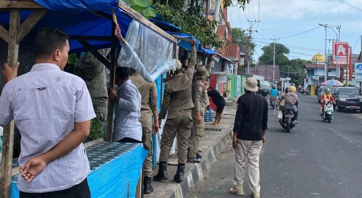 Satpol PP Kota Ternate Tertibkan Sisa-sisa Lapak Takjil  