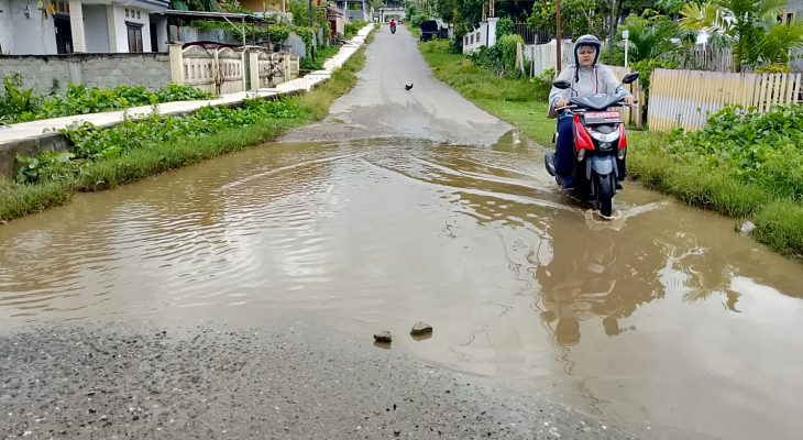 Miris, Ruas Jalan Menuju RSUD Sanana Berlubang dan Tergenang Air