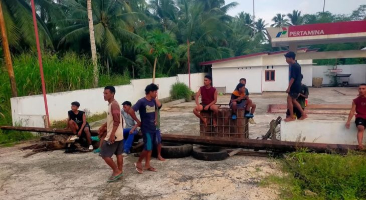 Kesulitan Dapat BBM, Warga Laromabati Halsel Palang APMS