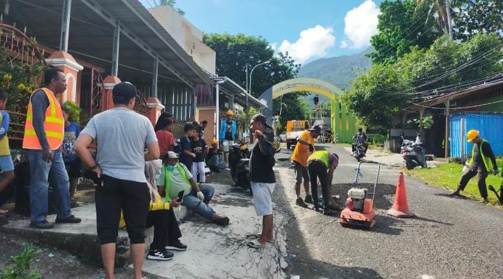 Task Force Dinas PUPR Ternate Perbaiki Jalan Berlubang menuju Kampus Unkhair, Gambesi