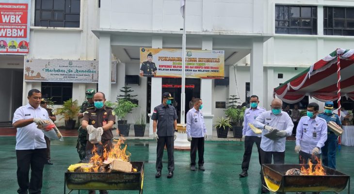 Kejari Ternate Musnahkan Barang Bukti dari Perkara Berkekuatan Hukum Tetap