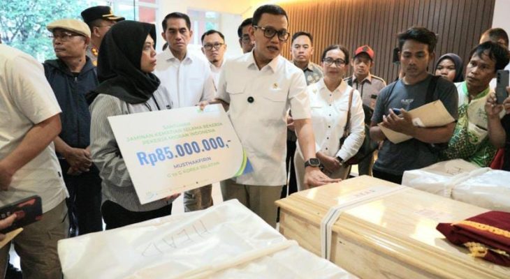 BPJS Ketenagakerjaan Serahkan Santunan Kematian kepada Keluarga Pekerja Migran Indonesia Musthakfirin