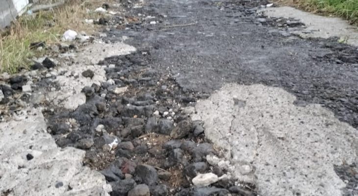 Jalan di RT19 Kalumata Ternate Rusak Parah, Warga Tambal Pakai Semen