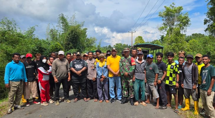 Wujudkan Sula Bahagia, Camat Sulabesi Selatan Bersama Warga dan Pemerintah Desa Kerja Bakti Bersihkan Bahu Jalan