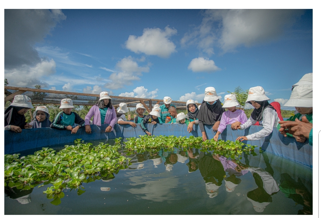 Anggota komunitas berkumpul di sekitar kolam pusat pertanian Salam Kawasi, mendukung pertanian lokal dan penggunaan air yang berkelanjutan