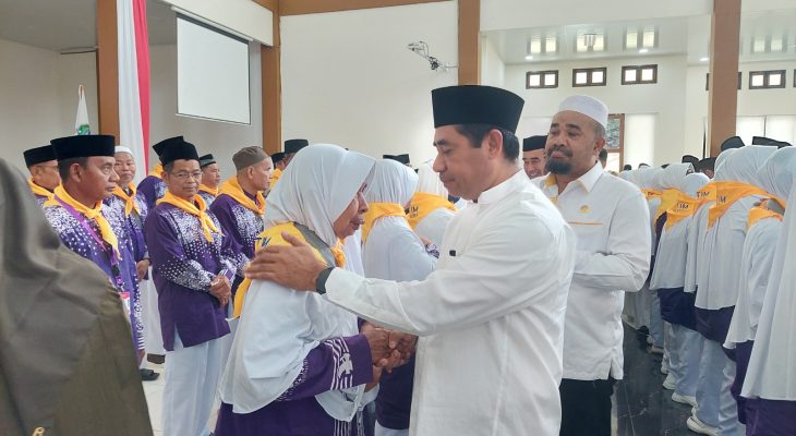 Bupati Ubaid Lepas 64 Jemaah Calon Haji Halmahera Timur