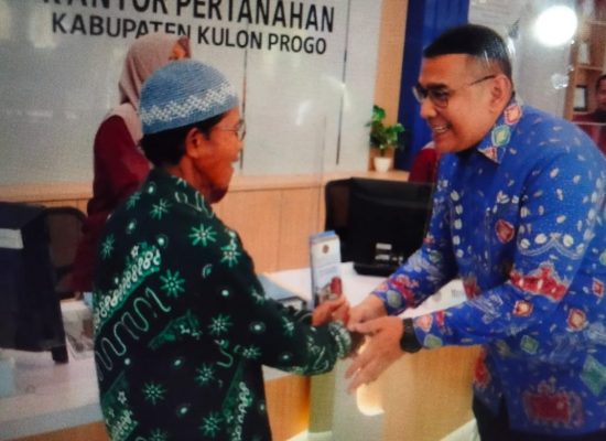 Kunjungi Kantah Kabupaten Kulon Progo, Wamen Ossy Sosialisasikan Langsung Keunggulan Sertipikat Elektronik ke Masyarakat