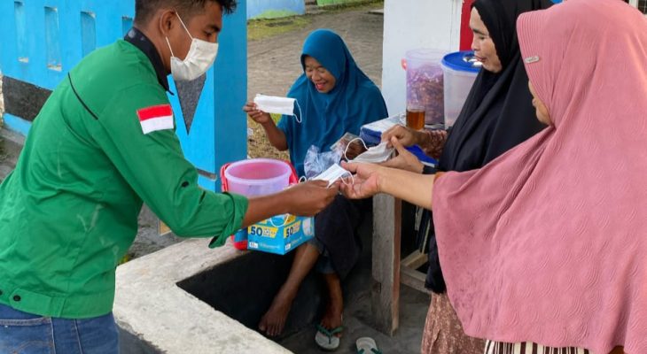 Hindari Abu Gunung Api Dukono, Mahasiswa KKSD UMMU Bagikan Masker ke Masyarakat