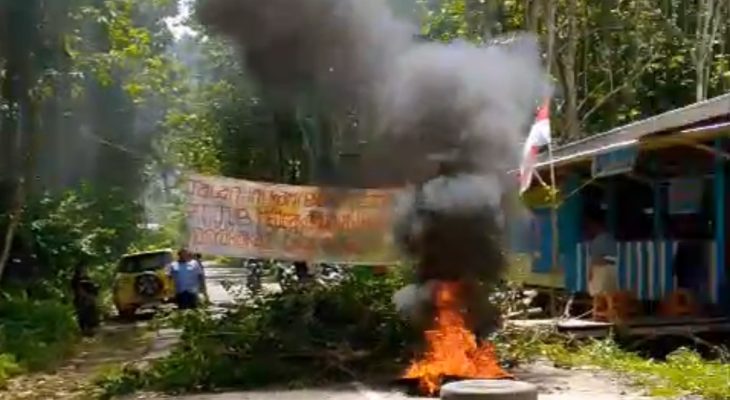 Masyarakat Desa Roko Halmahera Utara Palang Jalan, Protes Dugaan Kebohongan PT. TUB