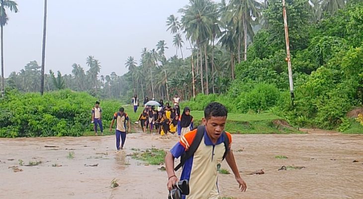 Pelajar Madrasah Aliyah Desa Waisakai Kepulauan Sula Bertaruh Nyawa Menyeberangi Sungai Demi Sekolah