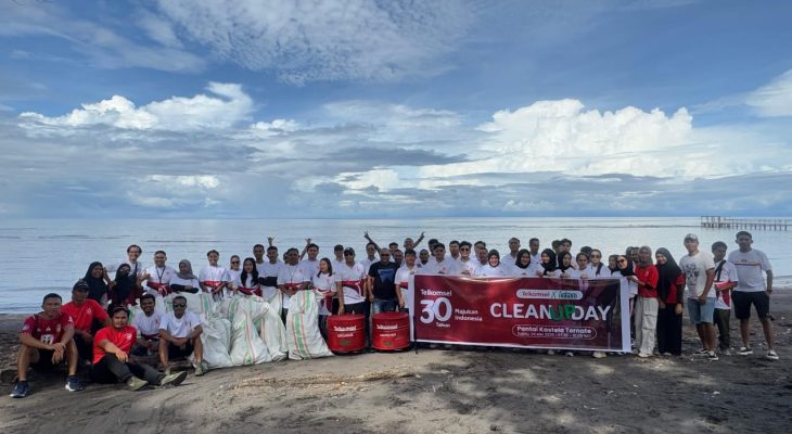 Maknai HUT ke 30, Telkomsel Kolaborasi dengan Komunitas Ankam Lakukan Aksi Bersih Pantai Kastela Ternate